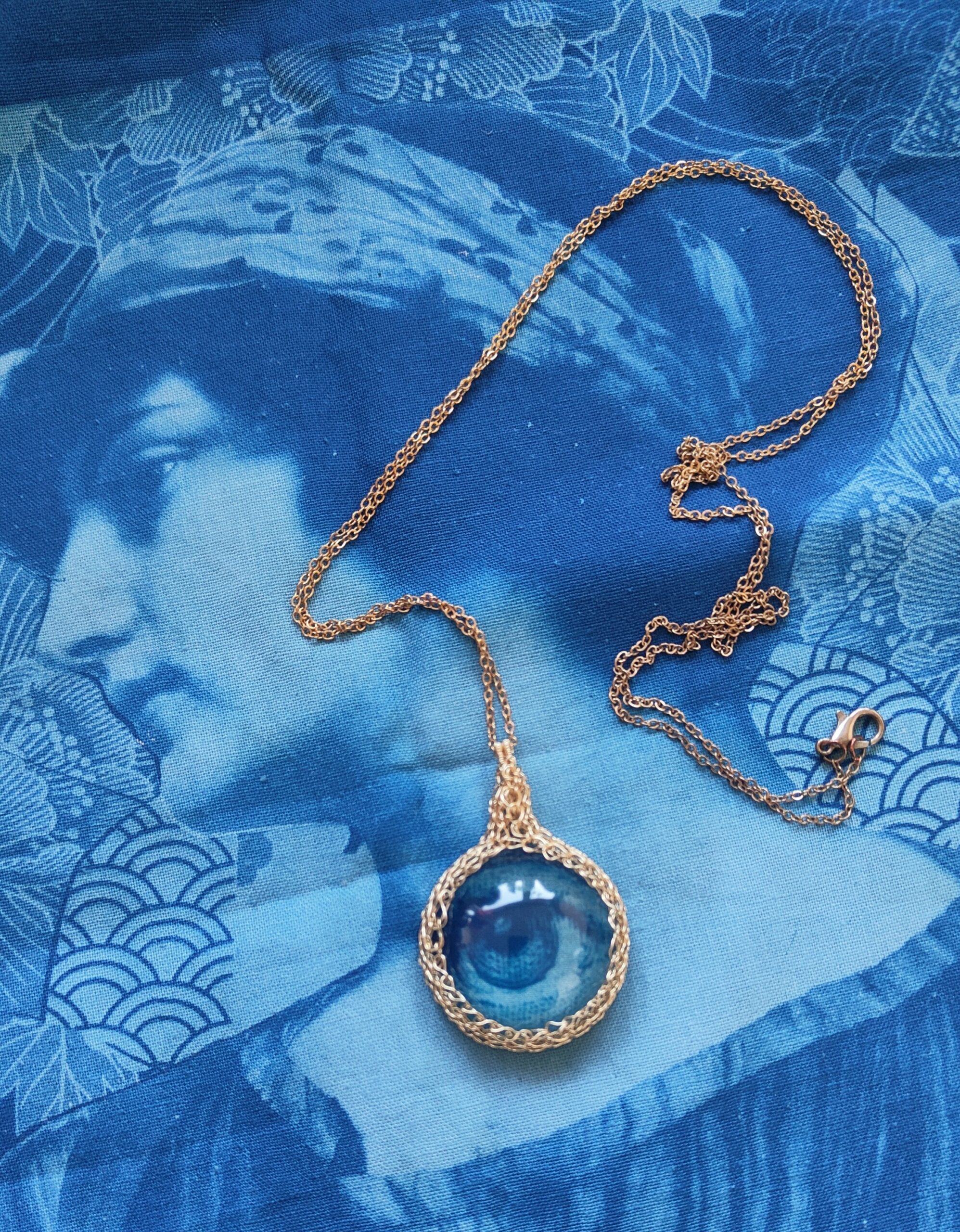 Oog voor vrouwen Cyanotype print van negatief en cabouchon met ketting