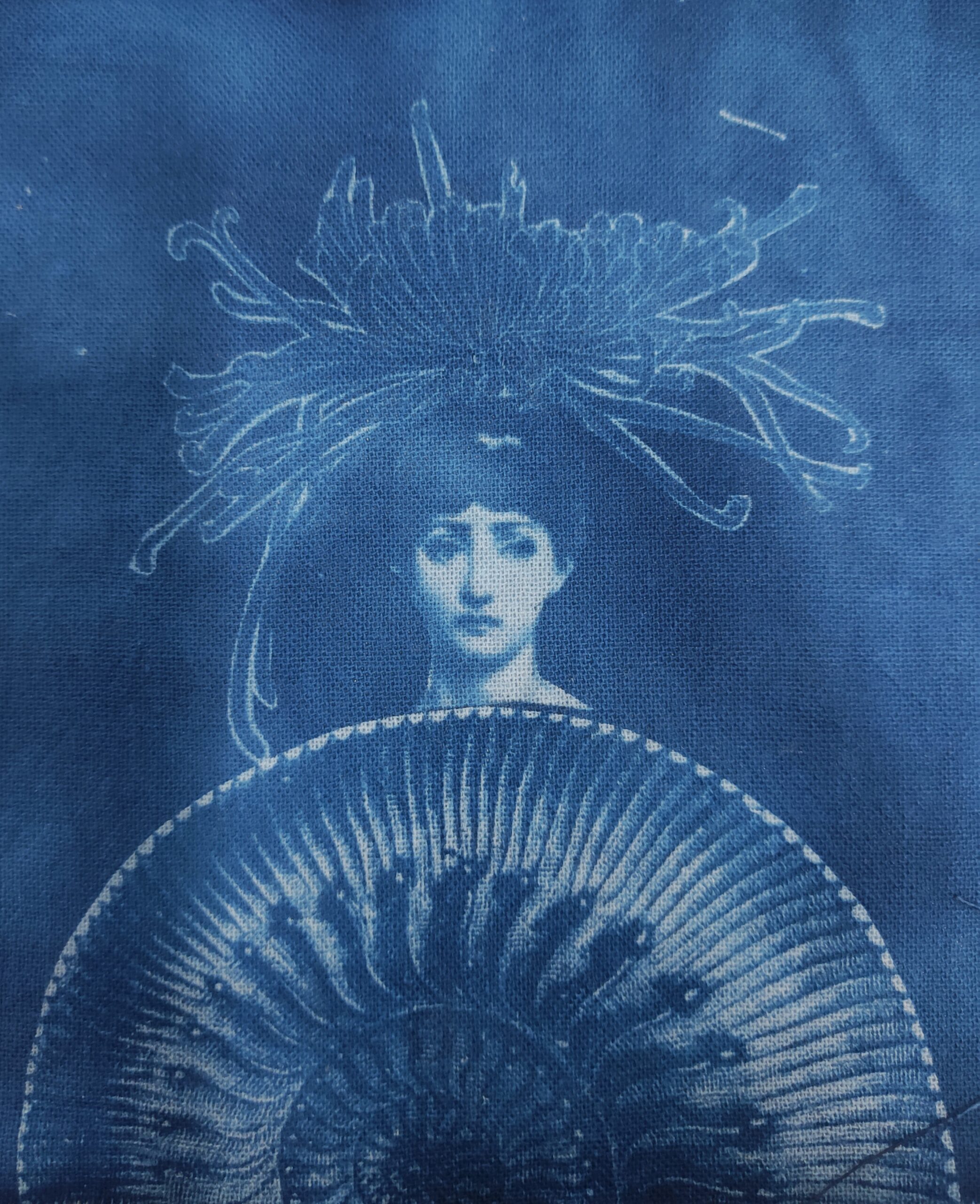 Vrouw met hoofdtooi Cyanotype print op textiel